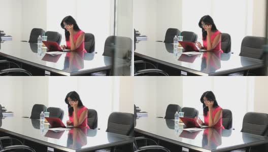 拉丁女商人在会议室努力工作高清在线视频素材下载