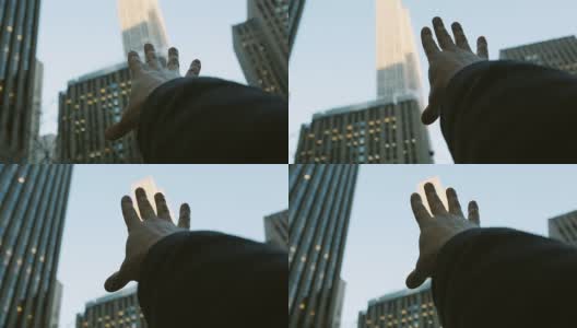 波夫手伸向纽约市的高楼大厦高清在线视频素材下载