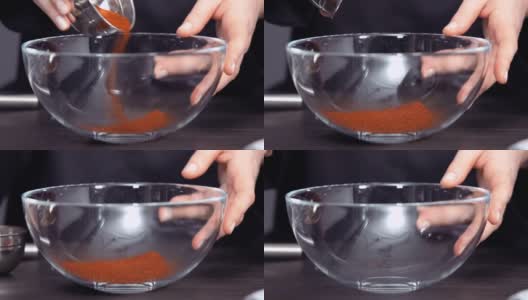 混合香料在玻璃搅拌碗中揉搓。高清在线视频素材下载
