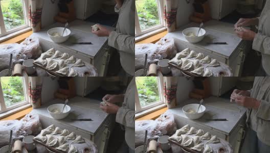老人手包饺子馅在乡村厨房高清在线视频素材下载