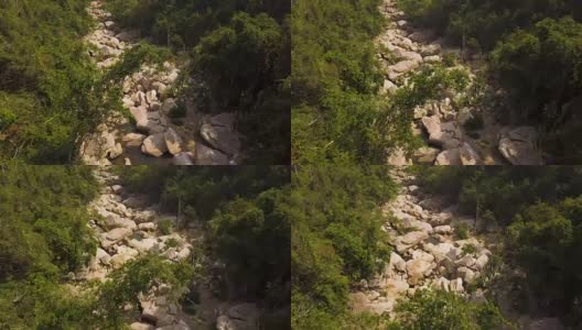 岩石河和绿色森林空中景观。山河与大石头无人机视图。自然景观高清在线视频素材下载