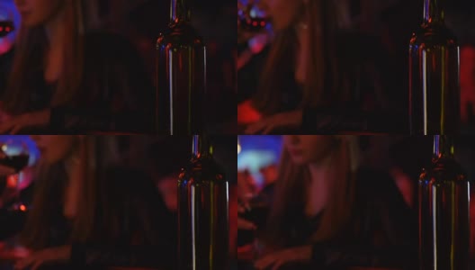 年轻女子在酒吧喝酒，喝完一瓶酒，有害习惯上瘾高清在线视频素材下载