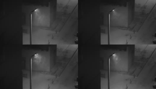 抽象的一个孤独的灯柱在一个住宅区在一个严重的冬季暴风雪在黑色和白色。高清在线视频素材下载