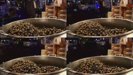 栗子在Yaowarat路曼谷夜间街头小吃。高清在线视频素材下载