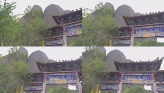 中国甘肃天水巫山水幕洞窟的中国古代传统牌坊高清在线视频素材下载