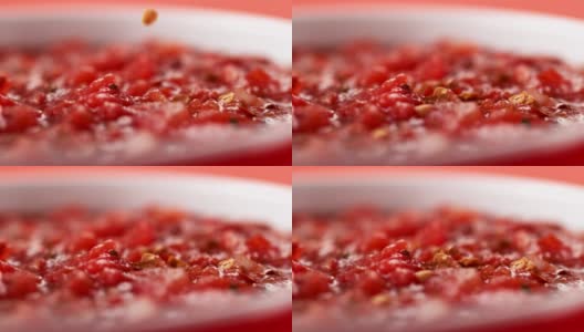 红辣椒辣椒香料落入墨西哥辣酱。高清在线视频素材下载