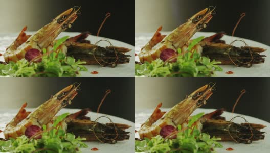 厨师为您准备一盘炸大虾及沙拉。高清在线视频素材下载