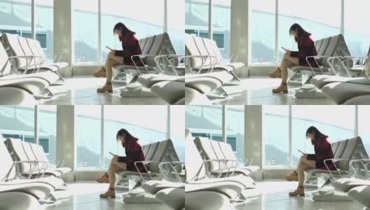 亚洲女性在机场候机楼和离境区使用智能手机高清在线视频素材下载