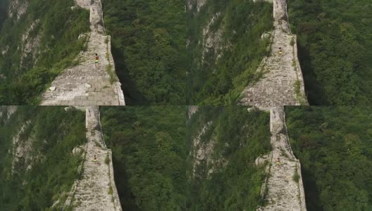 鸟瞰图的年轻的健身妇女越野跑跑在长城的顶端高清在线视频素材下载