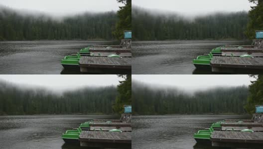 在黑森林或黑森林中下雨时Mummelsee湖的水的运动高清在线视频素材下载