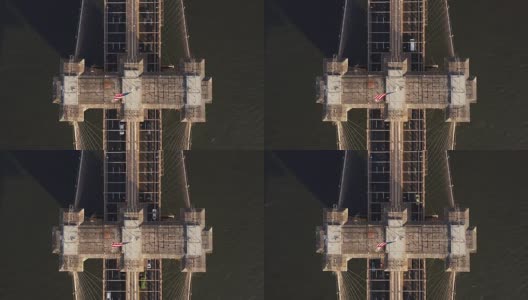 空中俯瞰布鲁克林大桥在纽约，美国。无人机飞越东河和交通道路高清在线视频素材下载