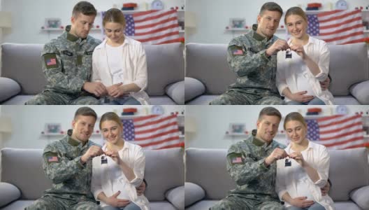 美国男士兵和他的妻子因服兵役而持有家中钥匙高清在线视频素材下载