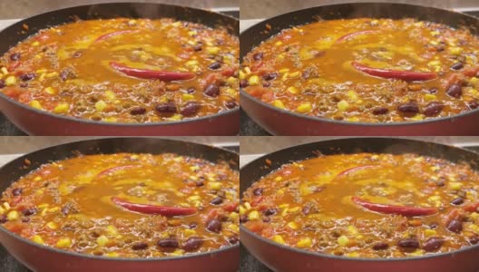 辣椒“Chili con carne”在锅中炖煮，蒸汽上升高清在线视频素材下载