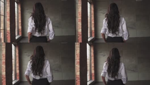一个陌生的黑发女商人穿着白衬衫走过办公室高清在线视频素材下载