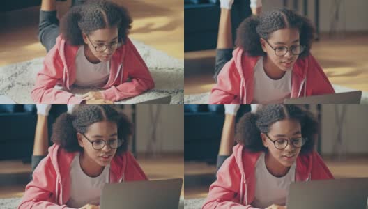 戴眼镜的黑人少女在笔记本电脑上进行视频通话，远程教育高清在线视频素材下载