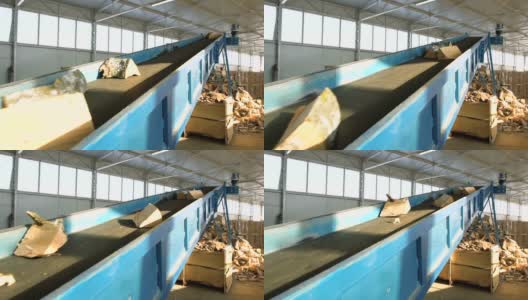 在木材加工厂，将原木输送到木工机器的输送视频高清在线视频素材下载