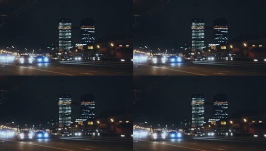 摩天大楼在夜间与道路交通高清在线视频素材下载