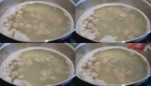 米饭用猪肉煮在锅里高清在线视频素材下载
