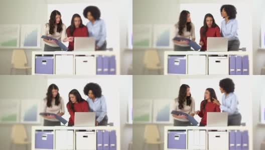 不同的商业女性群体一起使用平板电脑高清在线视频素材下载