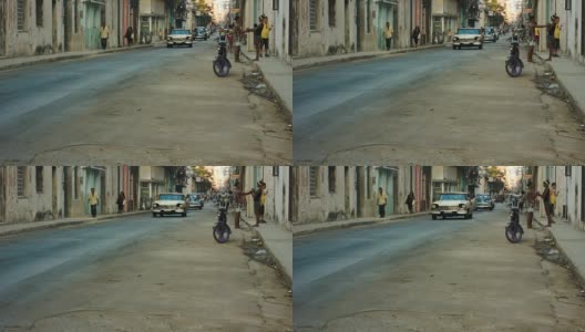 老哈瓦那的乡村街道，车和人高清在线视频素材下载