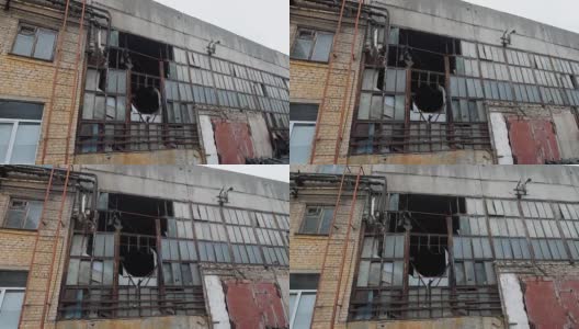 阴天拆除旧工业建筑外立面，玻璃破碎，框架被毁高清在线视频素材下载