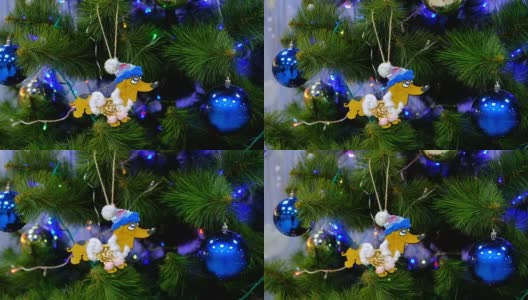 圣诞树和玩具。玩具在一个形状的狗在圣诞树上与球和花环。高清在线视频素材下载
