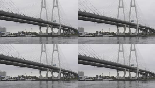 大Obukhovsky桥。横跨圣彼得堡涅瓦河的斜拉桥。在阴沉的秋日，俄罗斯最长的公路桥之一高清在线视频素材下载