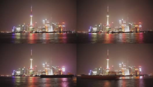 夜景浦东堤岸，灯火通明的游船在黄浦江上航行，高清在线视频素材下载