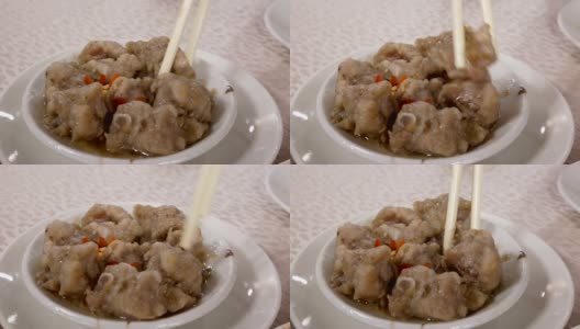 中餐馆里人们在餐桌上吃炸猪肉的动作高清在线视频素材下载