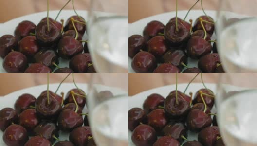 鲜红的成熟的甜樱桃放在白色的盘子里高清在线视频素材下载