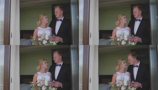 新娘和新郎在一个旅馆房间见面。婚前约会高清在线视频素材下载