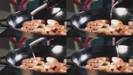 厨师将橄榄油倒在煎锅里的虾上，慢动作。大虾在平底锅里煎。高清在线视频素材下载