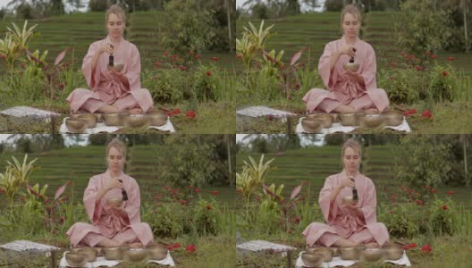 身穿粉红色和服的白发少女在唱歌钵上玩耍高清在线视频素材下载