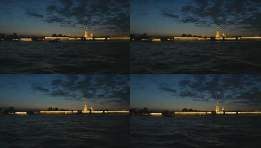 晚上在一艘游船上沿着涅瓦河游览圣彼得堡。高清在线视频素材下载