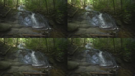 水流从瀑布倾斜的岩石表面飞溅下来高清在线视频素材下载