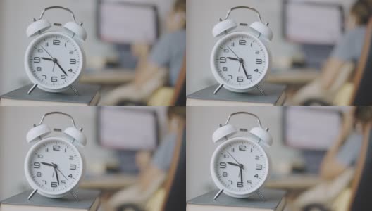 时间流逝的时钟快速移动在早上的工作高峰时间，商业妇女工作在电脑和她的办公桌在家里显示出与时间竞争的压力忙碌工作的概念。高清在线视频素材下载