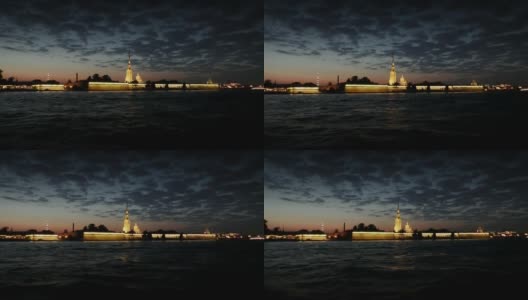 晚上在一艘游船上沿着涅瓦河游览圣彼得堡市。高清在线视频素材下载