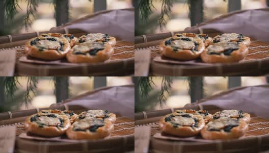特写的菠菜面包与奶酪在木盘子在面包店的咖啡馆高清在线视频素材下载