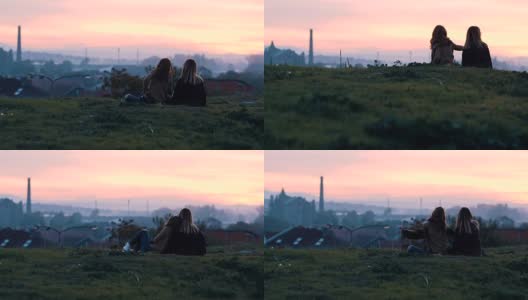 姐妹们坐在草地上等待日落高清在线视频素材下载