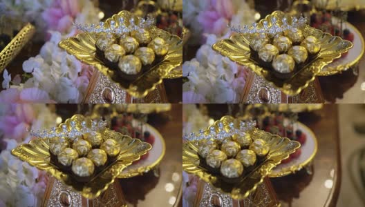 餐桌上摆放着鲜花装饰的巧克力糖果高清在线视频素材下载