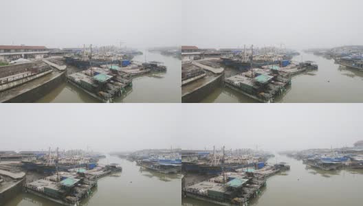 在雾蒙蒙的天空中，河上挤满了船只高清在线视频素材下载