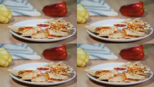 墨西哥玉米粉饼配鸡肉、番茄、玉米芝士。高清在线视频素材下载
