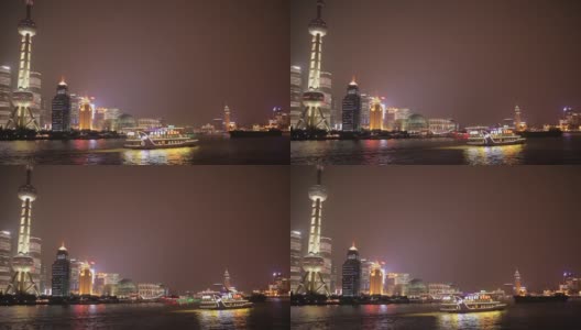 夜景浦东堤岸，灯火通明的游船在黄浦江上航行，高清在线视频素材下载