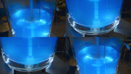 实验室搅拌器由叶轮将蓝色溶液混合在一个大烧瓶中高清在线视频素材下载