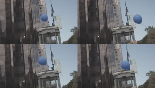 蓝色气球经过川普大厦。高清在线视频素材下载