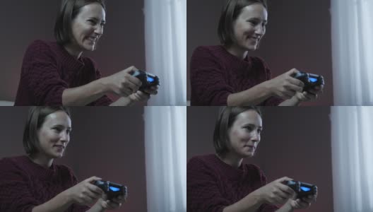 微笑兴奋的女人在家里玩电子游戏。欢快的女孩在客厅玩电子游戏，手拿无线控制器操纵杆。数字技术高清在线视频素材下载
