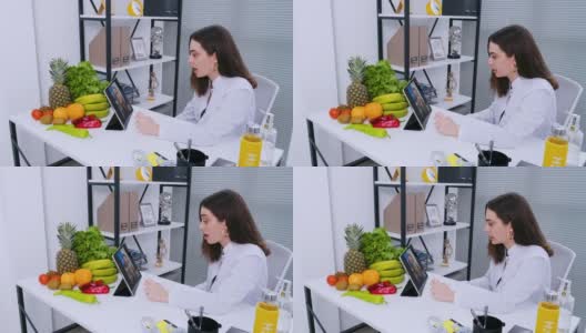 营养学家使用数码平板电脑对她的病人进行在线咨询高清在线视频素材下载