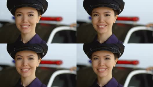 年轻迷人的女巡警对着镜头微笑，是专业警察高清在线视频素材下载