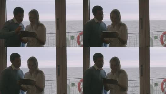 一对年轻夫妇在船上使用平板电脑高清在线视频素材下载