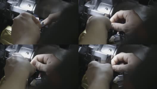 近距离手动修理汽车里的电器用胶带把断了的电线绑在一起。行动。男工人用黑色胶带缠绕电线高清在线视频素材下载